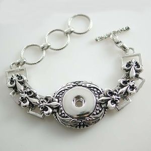 Snap Bracelet Fleur de Lis Band Silver Tone
